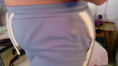 lia_mariana online show from 10/21/25, 06:08