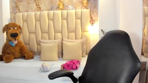 lia_mariana online show from 12/03/25, 07:01