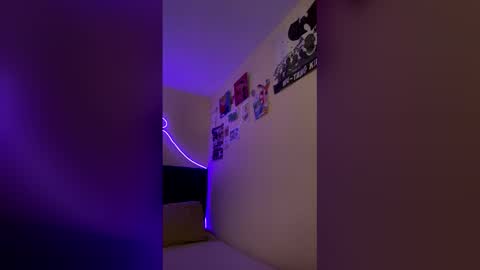 Little Queen Lia  online show from 12/15/25, 08:02