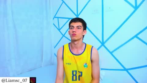 Snapshot of liam_scott77 chatting on 12/17/25, 01:22 Liam scott77 online show from 12/17/25, 01:22