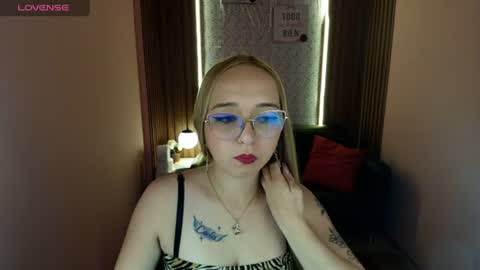 Snapshot of liaroberts1 chatting on 06/17/26, 01:56 Lia Roberts online show from 06/17/26, 01:56