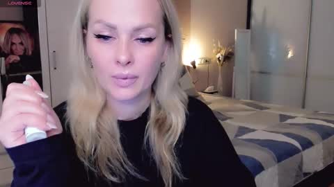 Snapshot of libby_nora chatting on 10/22/25, 10:48 Libby online show from 10/22/25, 10:48