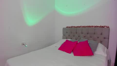 Snapshot of lightshine_ chatting on 10/24/25, 12:08 Maddie online show from 10/24/25, 12:08