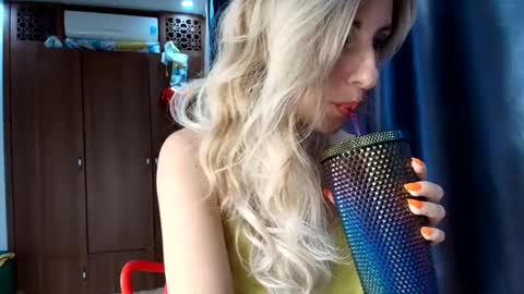 Snapshot of like_firebird chatting on 03/10/25, 10:04 Mia Onlyfans link - online show from 03/10/25, 10:04