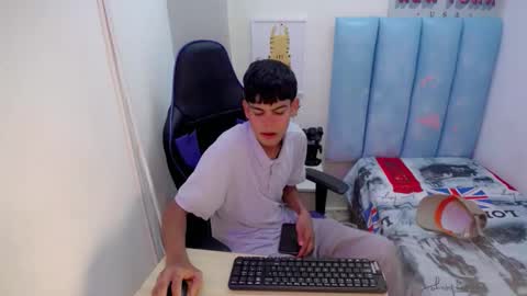 Snapshot of lil_babyyy_ chatting on 11/30/25, 03:32 LIAM online show from 11/30/25, 03:32