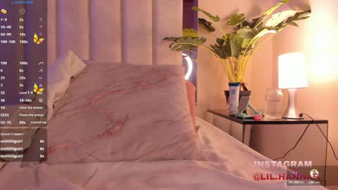 Snapshot of lil_hanna18 chatting on 12/30/24, 03:46 Hanna online show from 12/30/24, 03:46