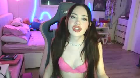 Snapshot of lilbina chatting on 12/15/25, 05:23 lilbina online show from 12/15/25, 05:23