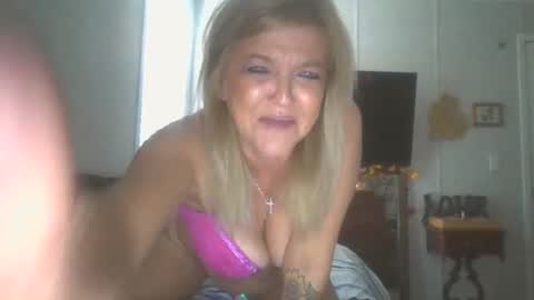 Snapshot of lilblonde412 chatting on 10/20/25, 01:55 lilblonde412 online show from 10/20/25, 01:55