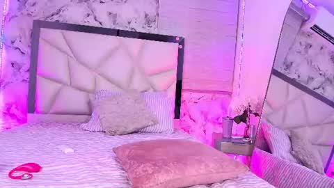 Snapshot of lili_jhonson chatting on 07/14/26, 12:00 Lily online show from 07/14/26, 12:00