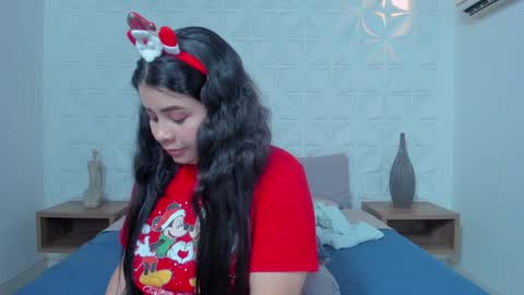 Snapshot of lili_mccormick chatting on 12/24/24, 07:28 SALOME online show from 12/24/24, 07:28