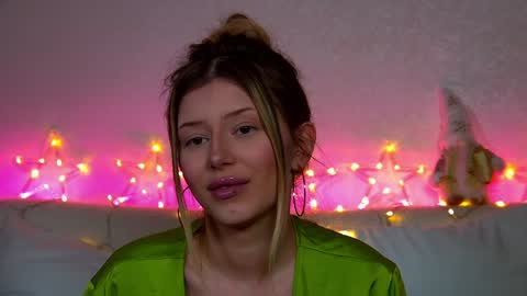Snapshot of liliabianca chatting on 12/15/24, 10:18 Mia online show from 12/15/24, 10:18