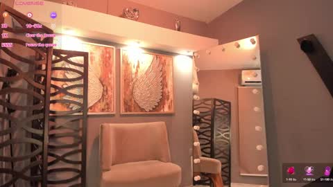 holis soy lily chang no olvides el pulgar arriba es muy importante para mi 3 independent model online show from 09/23/25, 08:56