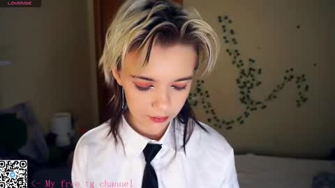 Lilian online show from 10/26/25, 06:41