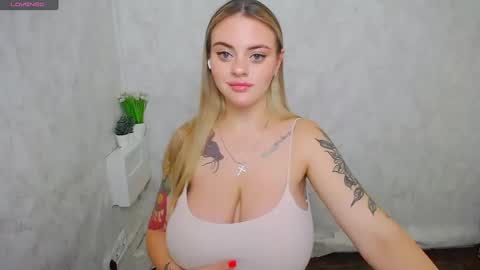 Snapshot of liliaterenzi_ chatting on 07/04/26, 10:10 Lilia online show from 07/04/26, 10:10