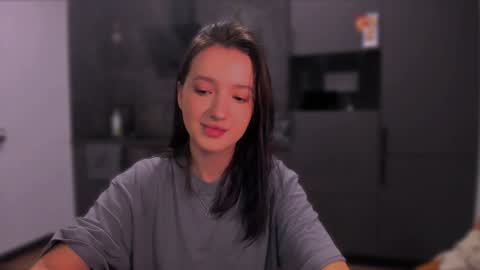 Snapshot of lililaluna chatting on 12/12/24, 01:28             ...  online show from 12/12/24, 01:28