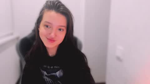 Snapshot of lililaluna chatting on 02/01/25, 08:37             ...  online show from 02/01/25, 08:37