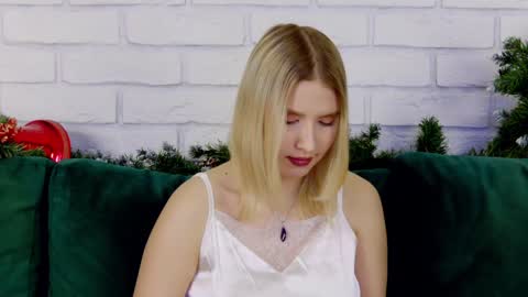 Snapshot of lililinn chatting on 01/15/25, 10:27 LiliLinn online show from 01/15/25, 10:27