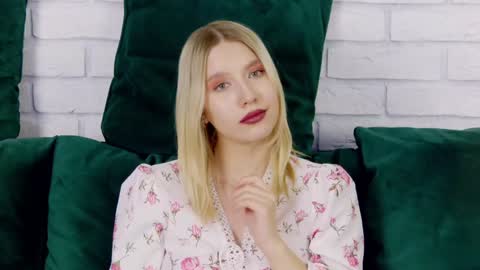 Snapshot of lililinn chatting on 01/21/25, 02:15 LiliLinn online show from 01/21/25, 02:15