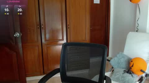 lili online show from 10/27/25, 07:40