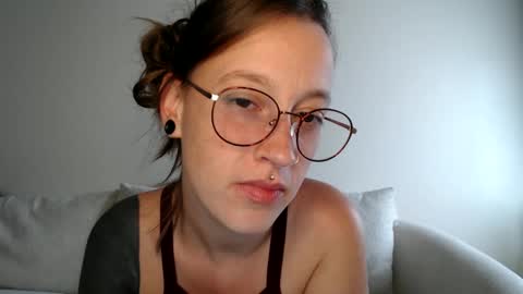 Snapshot of liljbby chatting on 09/30/25, 10:04 Jay please help me reach 50 thumbs up online show from 09/30/25, 10:04