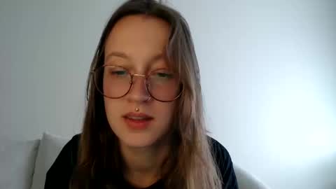 Snapshot of liljbby chatting on 10/13/25, 07:14 Jay please help me reach 50 thumbs up online show from 10/13/25, 07:14