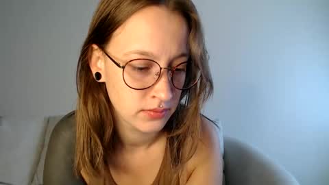 Snapshot of liljbby chatting on 10/15/25, 03:45 Jay please help me reach 50 thumbs up online show from 10/15/25, 03:45