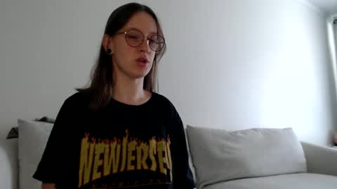 Snapshot of liljbby chatting on 11/09/25, 05:55 Jay please help me reach 50 thumbs up online show from 11/09/25, 05:55