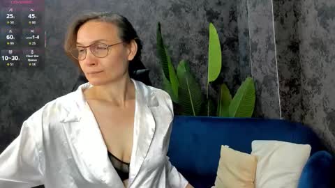 lillian_white1 online show from 10/12/25, 12:42
