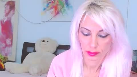 Lara online show from 12/16/25, 01:43