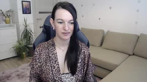 Snapshot of lilliyves chatting on 05/23/26, 05:28 lilliyves online show from 05/23/26, 05:28