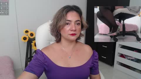 Snapshot of lilly_milf chatting on 12/02/24, 11:51 Lilly online show from 12/02/24, 11:51