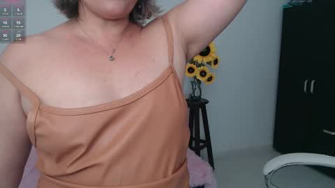 Snapshot of lilly_milf chatting on 12/23/24, 03:50 Lilly online show from 12/23/24, 03:50