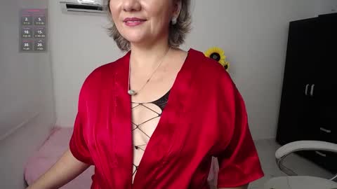Snapshot of lilly_milf chatting on 12/27/24, 12:12 Lilly online show from 12/27/24, 12:12