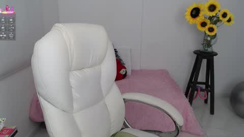 Snapshot of lilly_milf chatting on 09/22/25, 01:24 Lilly online show from 09/22/25, 01:24