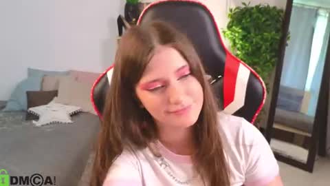 Snapshot of lilly_pretty_love chatting on 08/01/26, 10:58 Lilly online show from 08/01/26, 10:58