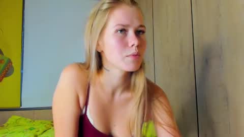 Snapshot of lillybrigit chatting on 04/08/26, 05:02 Lilly online show from 04/08/26, 05:02