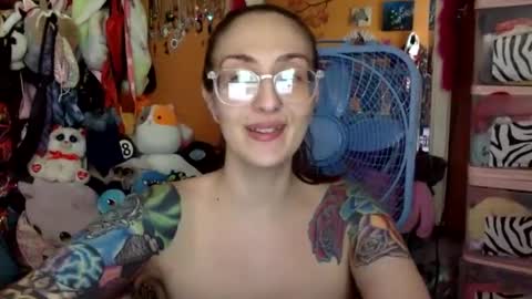 hi guys im back on here 3 online show from 10/07/25, 07:33