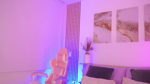 Lilly Thompson  online show from 02/02/26, 11:03