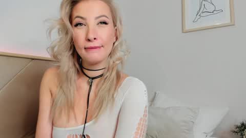 Snapshot of liloukatt chatting on 01/16/25, 09:27 Lilou  online show from 01/16/25, 09:27