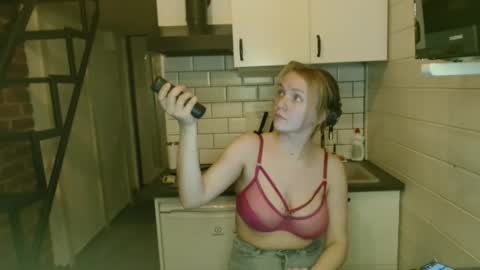 Snapshot of lily_dollyx chatting on 09/30/25, 06:35 Lily dollyx online show from 09/30/25, 06:35