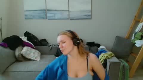 Snapshot of lily_dollyx chatting on 10/22/25, 10:15 Lily dollyx online show from 10/22/25, 10:15