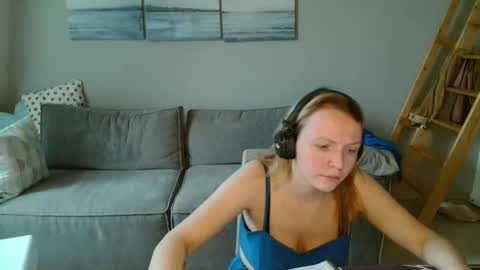 Lily dollyx online show from 11/11/25, 10:04