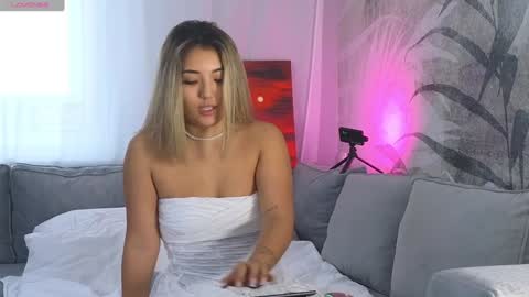 Snapshot of lily_foster_ chatting on 12/12/24, 07:30 Lily online show from 12/12/24, 07:30