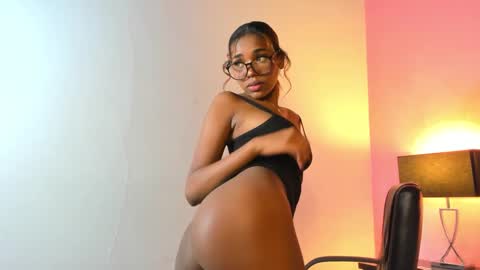 Lily Miiller online show from 02/01/25, 08:05