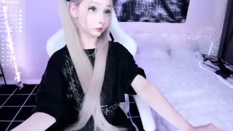 Snapshot of lily_weep chatting on 07/14/26, 10:26 Lily online show from 07/14/26, 10:26