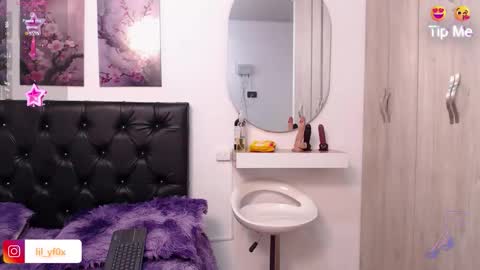 Snapshot of lilyfox23 chatting on 11/12/25, 01:17 lilyfox23 online show from 11/12/25, 01:17