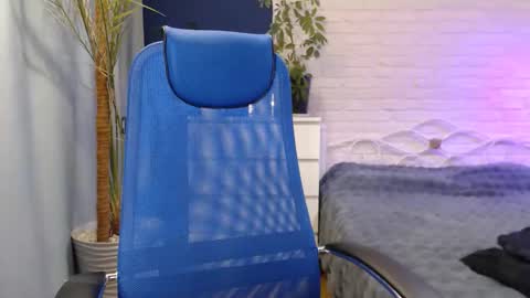 Lily online show from 09/25/25, 07:56