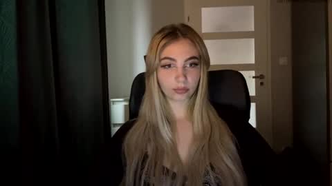Snapshot of lilysweetgirl chatting on 06/04/26, 04:24 Lily online show from 06/04/26, 04:24