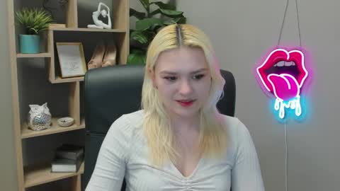 Lily online show from 04/08/26, 01:33