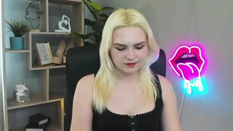 Snapshot of lilysweetxo chatting on 04/28/26, 02:22 Lily online show from 04/28/26, 02:22